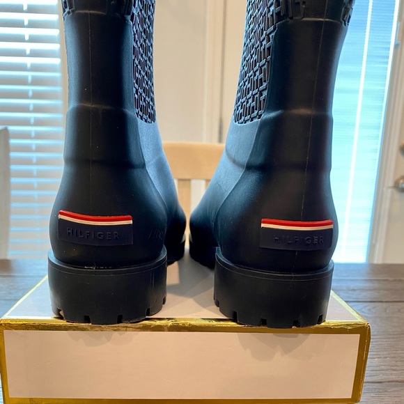 Tommy Hilfiger Navy Rain Boots size 8 - Picture 3 of 6